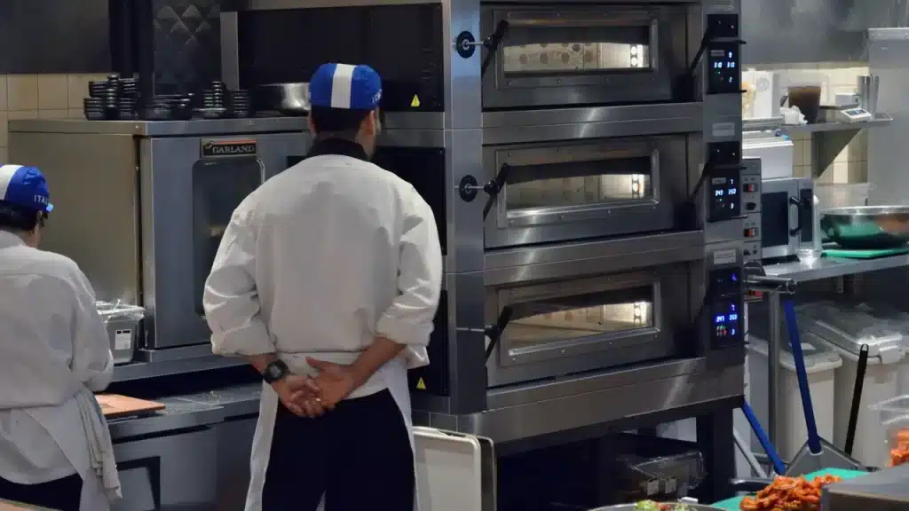 음식점 주방에서 조리 중인 실제 현장