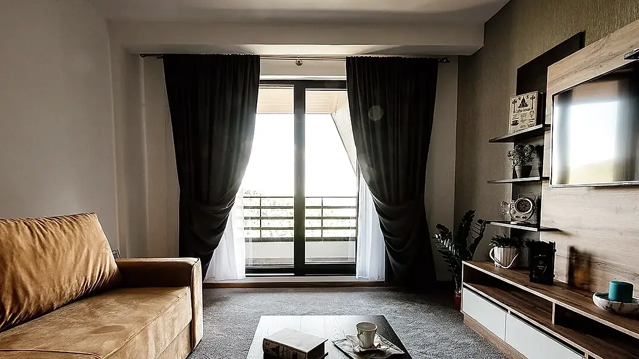 에어비앤비 숙소 예약 전 총액과 취소 조건을 확인하는 화면