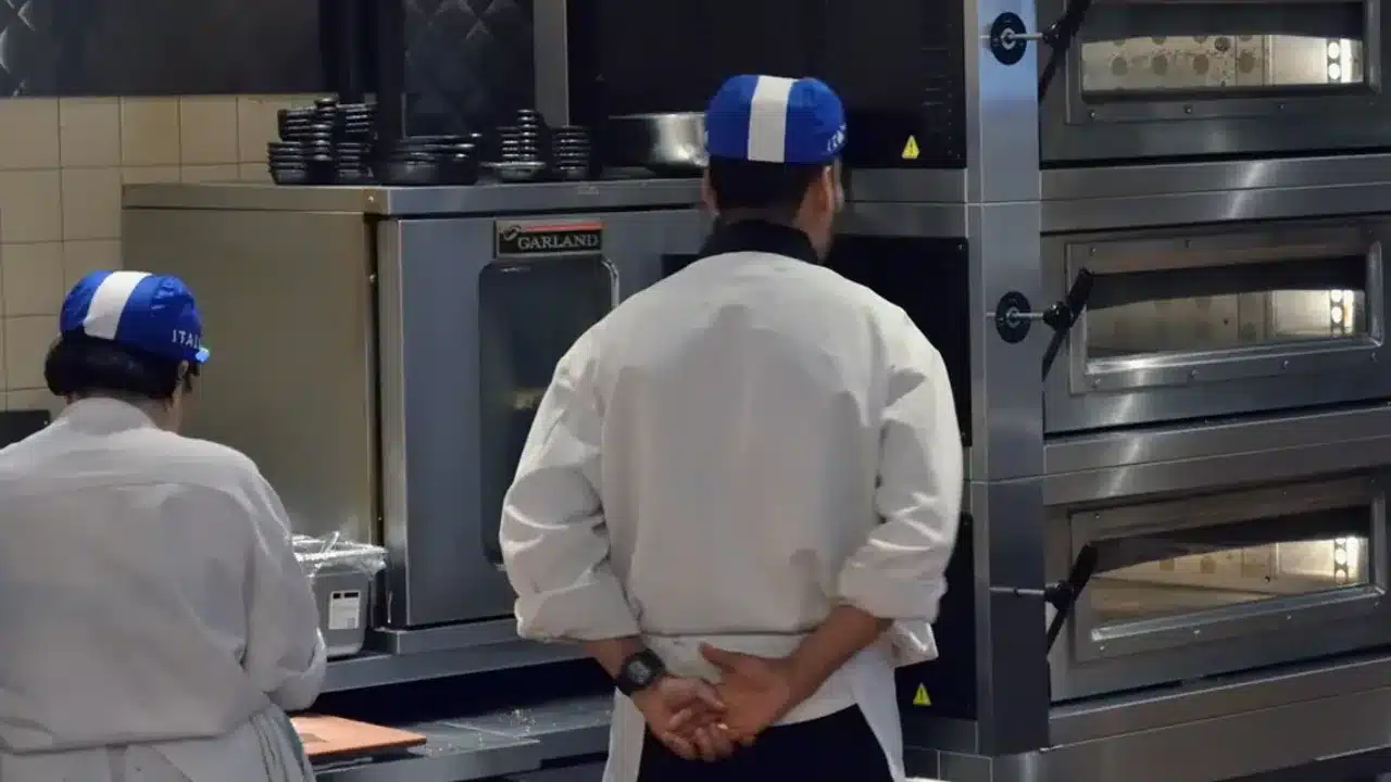 저당밥솥 물양과 불림시간을 조절하는 모습