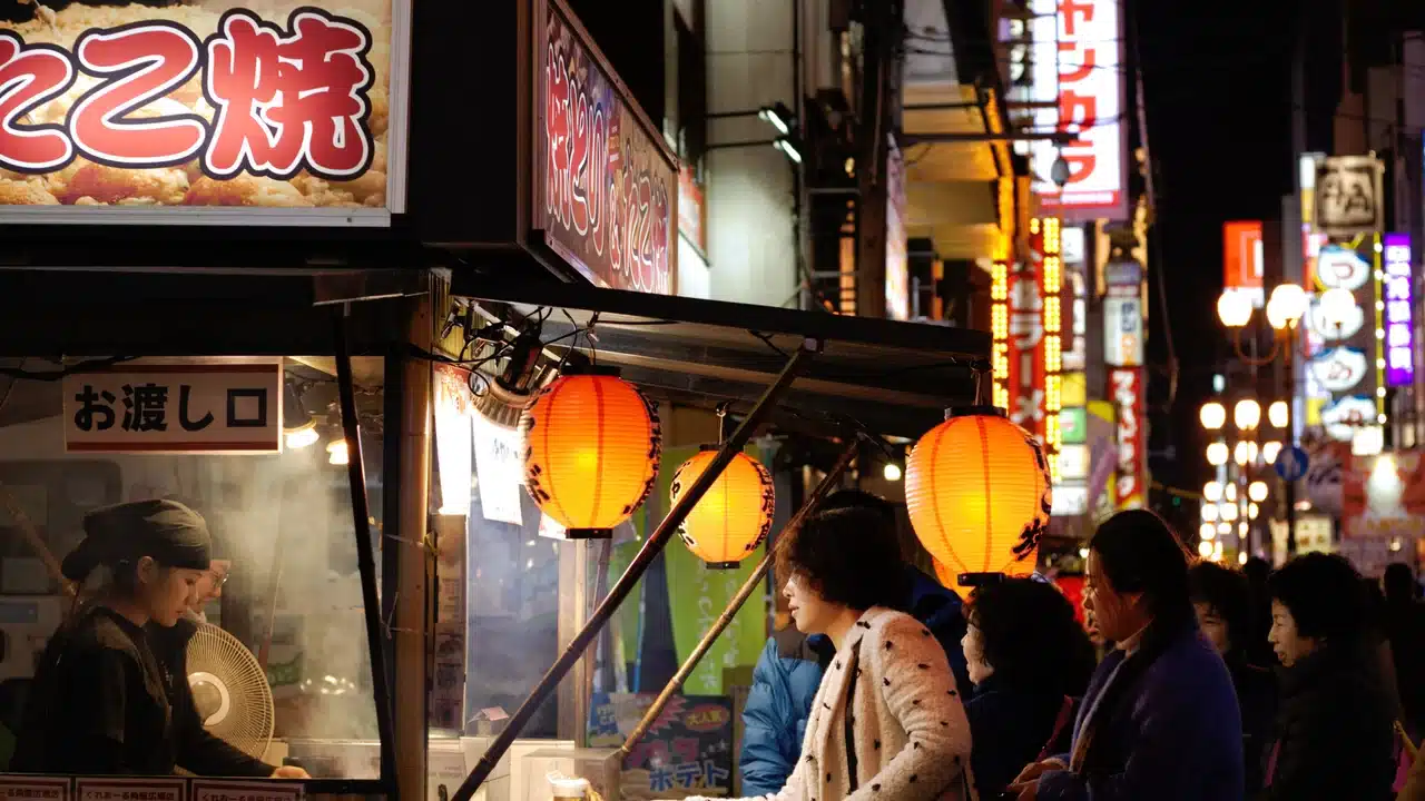 오사카 난바 이자카야 데이트 동선을 확인하는 모습