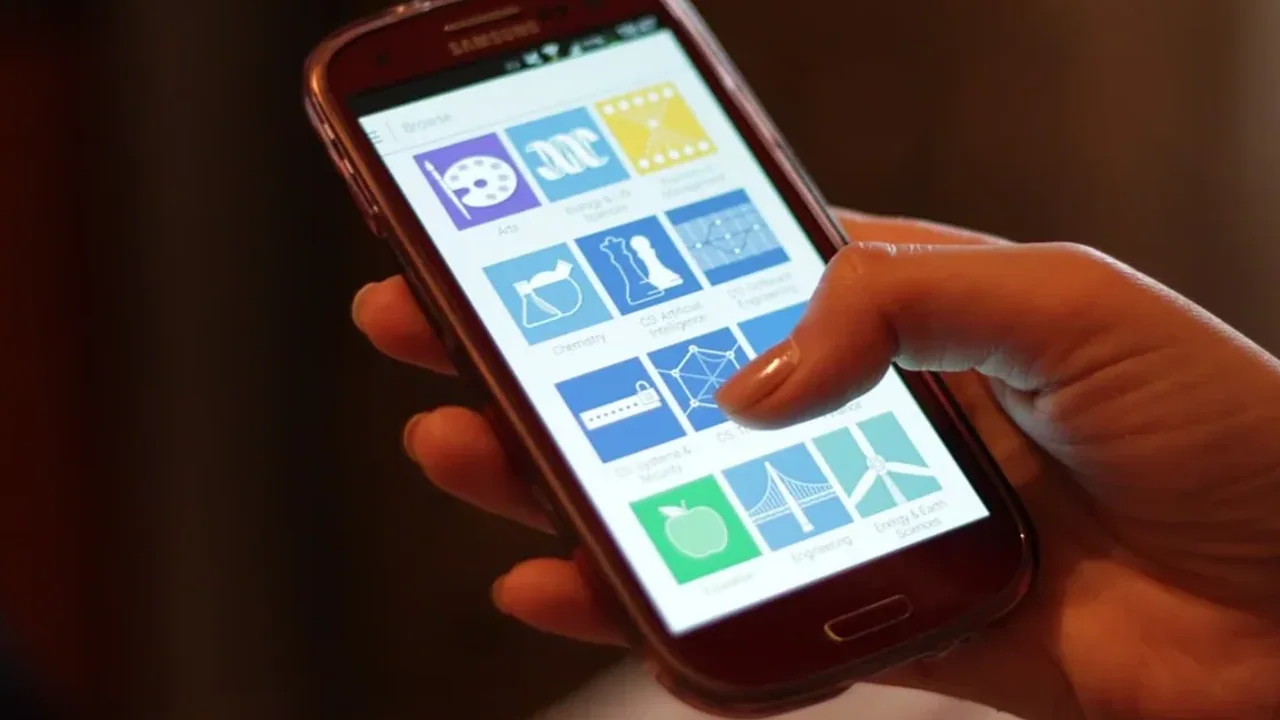 iPhone에서 Apple Intelligence와 ChatGPT 설정을 확인하는 모습