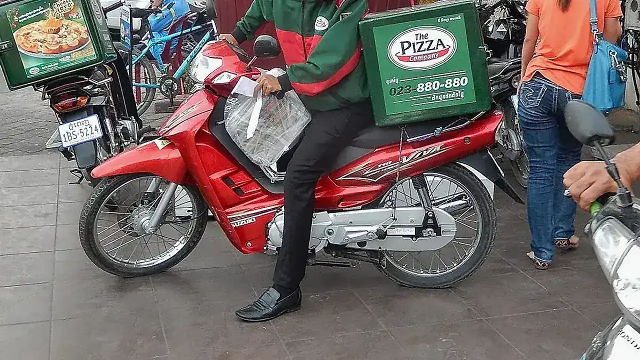 배달 알바를 시작하기 전 앱과 장비를 확인하는 배달파트너