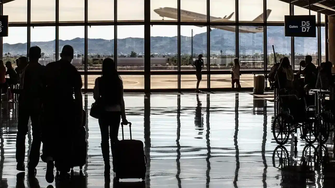 해외여행 출국 전 여권과 일정표를 확인하는 모습