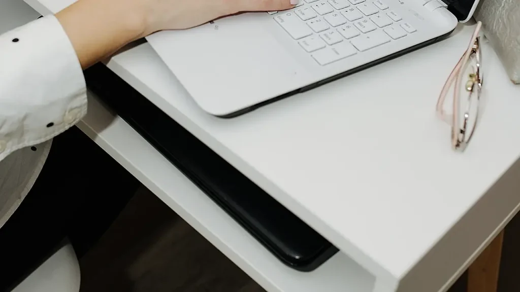 ChatGPT 영어 공부, 오류·개인정보 확인하며 쓰는 법 관련 실사 이미지