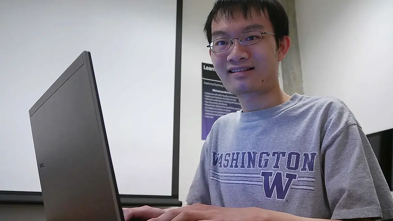 토익 시험 준비와 영어 말하기 앱 학습 목적을 비교하는 모습