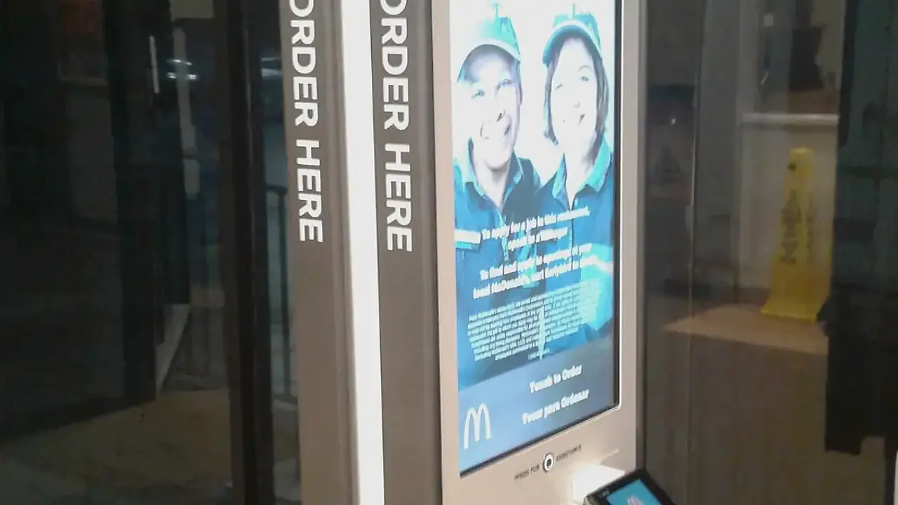 키오스크에서 메뉴 사진과 설명을 확인하는 화면