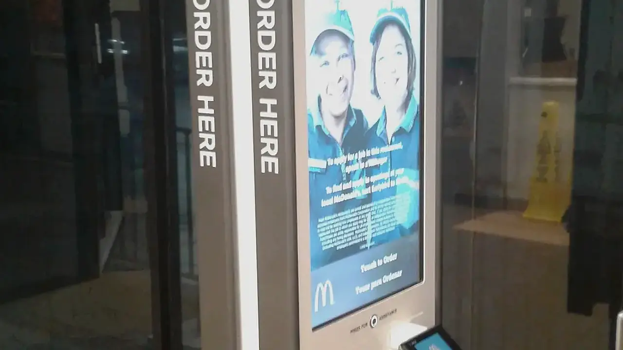 무인 카페에서 키오스크와 로봇 바리스타가 연동된 모습