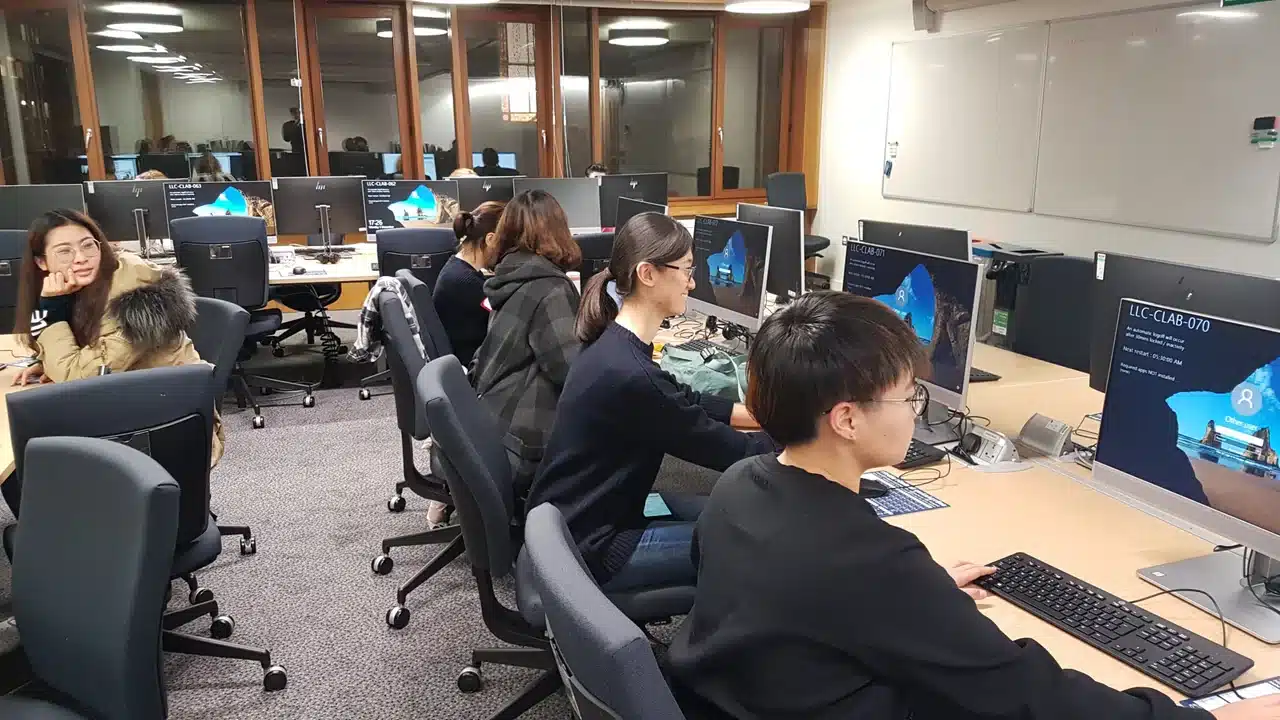교환학생 출국 전 온라인 영어 레벨테스트와 말하기 과제를 확인하는 모습