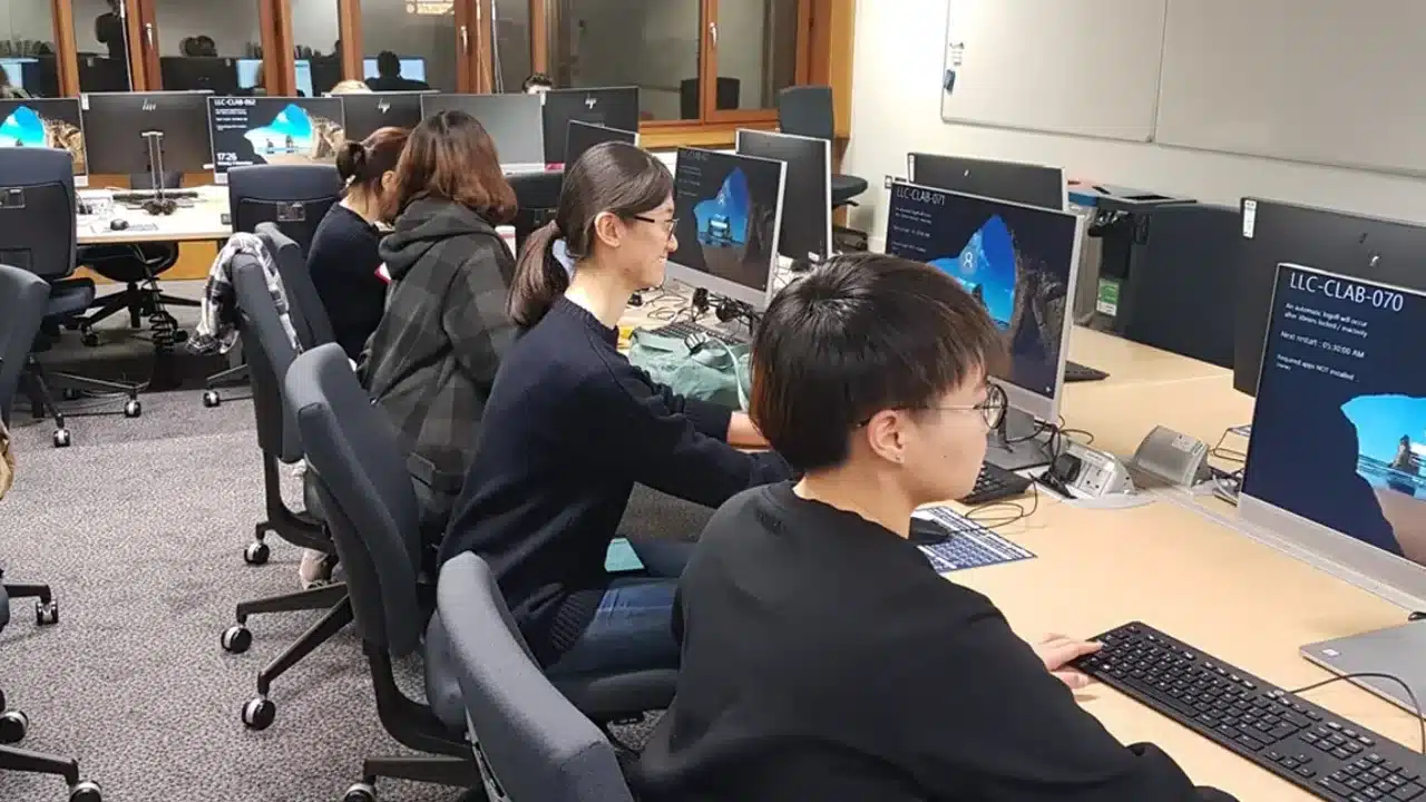 온라인 영어 수업과 오프라인 어학원 학습 방식을 비교하는 모습
