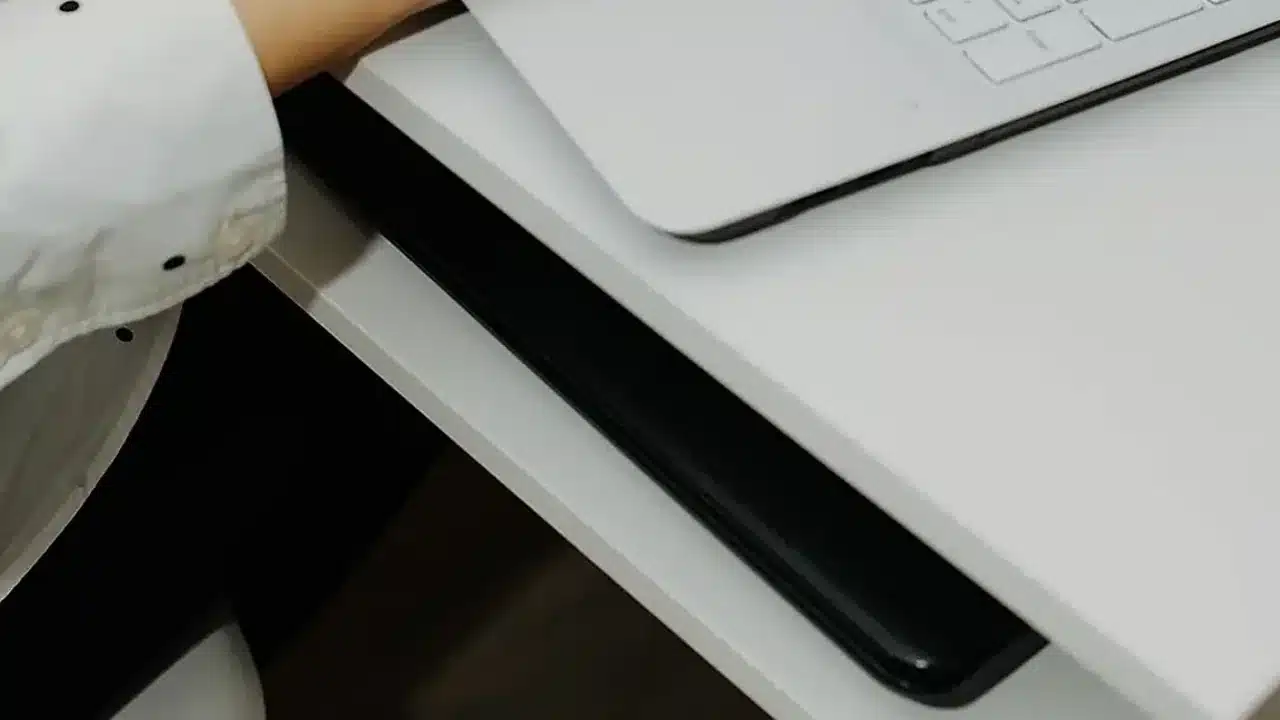 검정고시 성적증명서와 진학 모집요강을 확인하는 모습