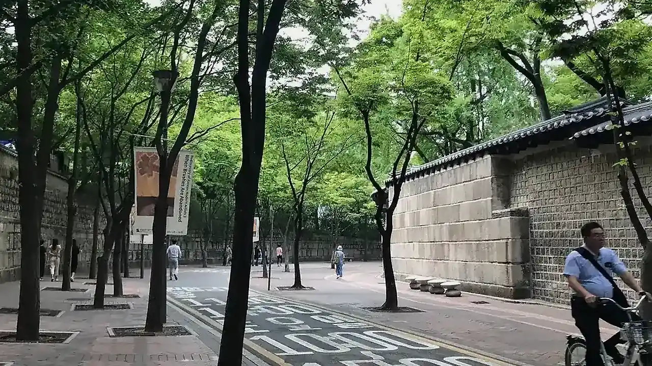아이와 서울 도심 보행길을 걷는 가족 나들이 모습