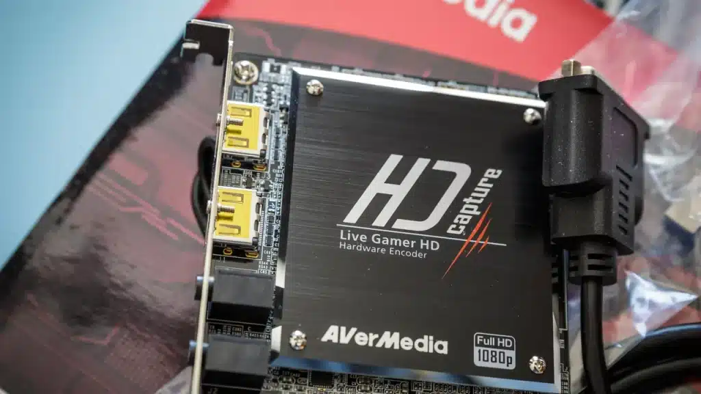 컴퓨터 책상 위에 놓인 실제 PCIe 게임 영상 캡처 장치와 제품 상자