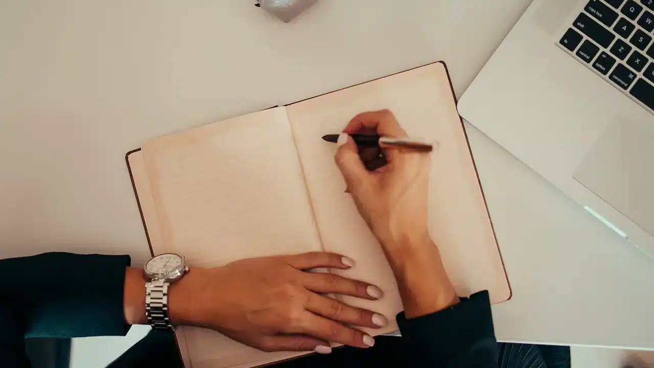 일본어 음원을 듣고 짧은 문장을 녹음하며 독학하는 모습