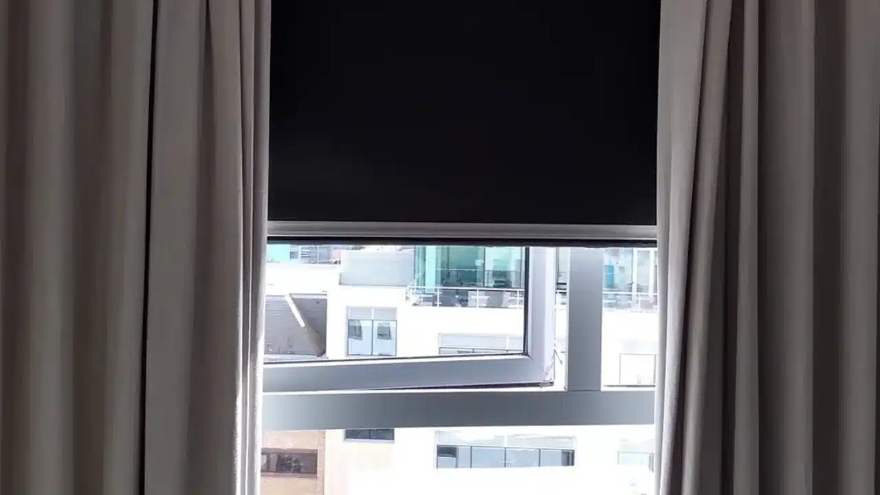 창가와 방 중앙에 온도계를 놓고 암막커튼 효과를 비교하는 모습