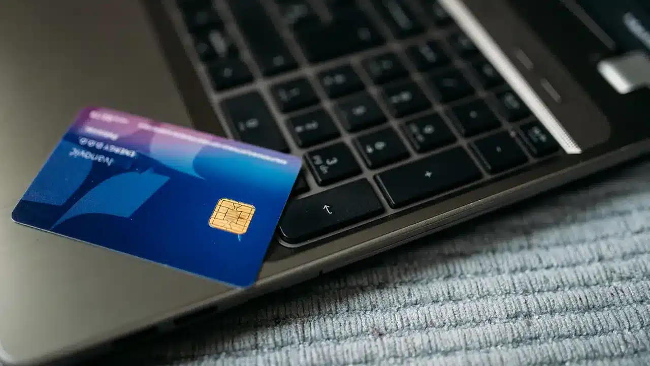 카드사의 3D Secure 인증 화면을 확인하는 모습