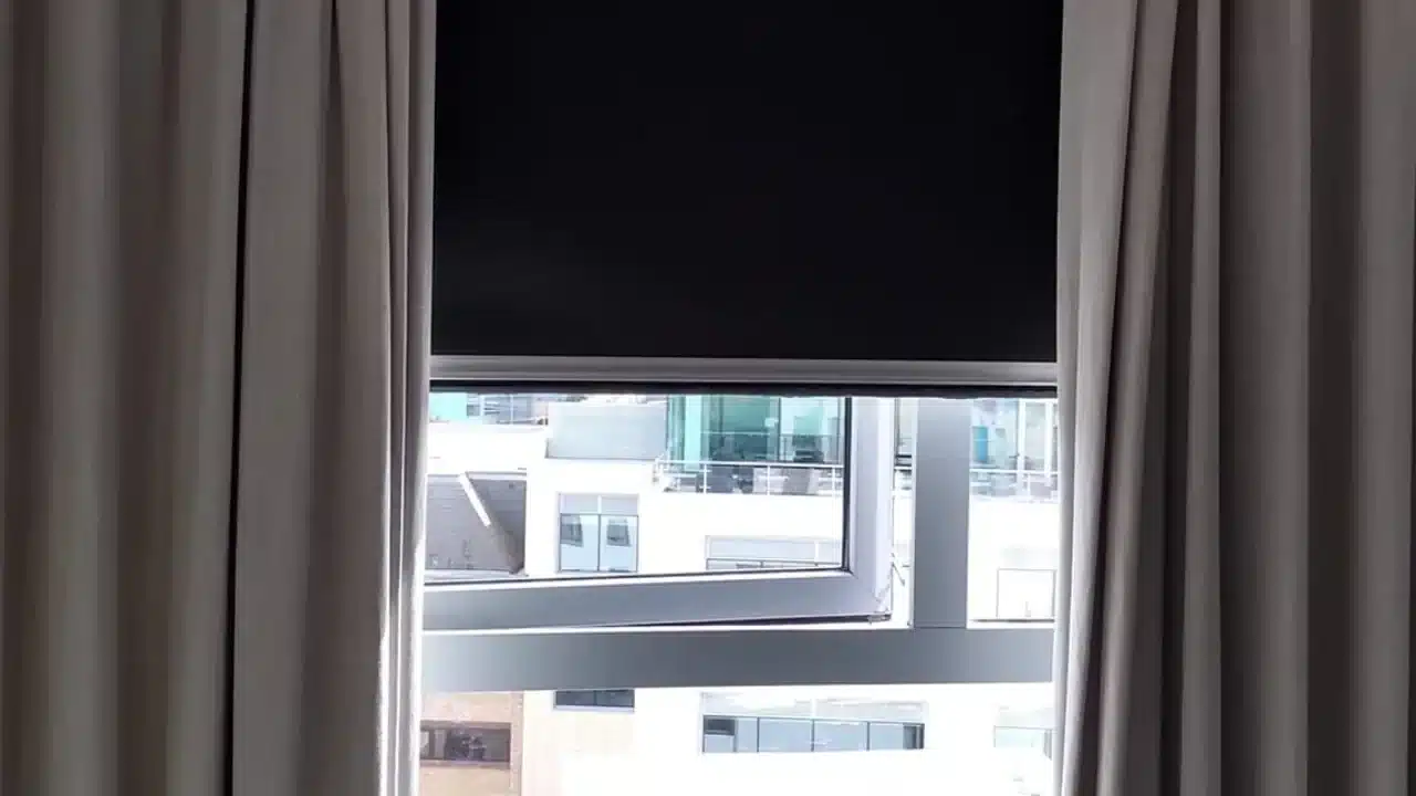암막커튼 원단과 봉제를 확인하는 모습