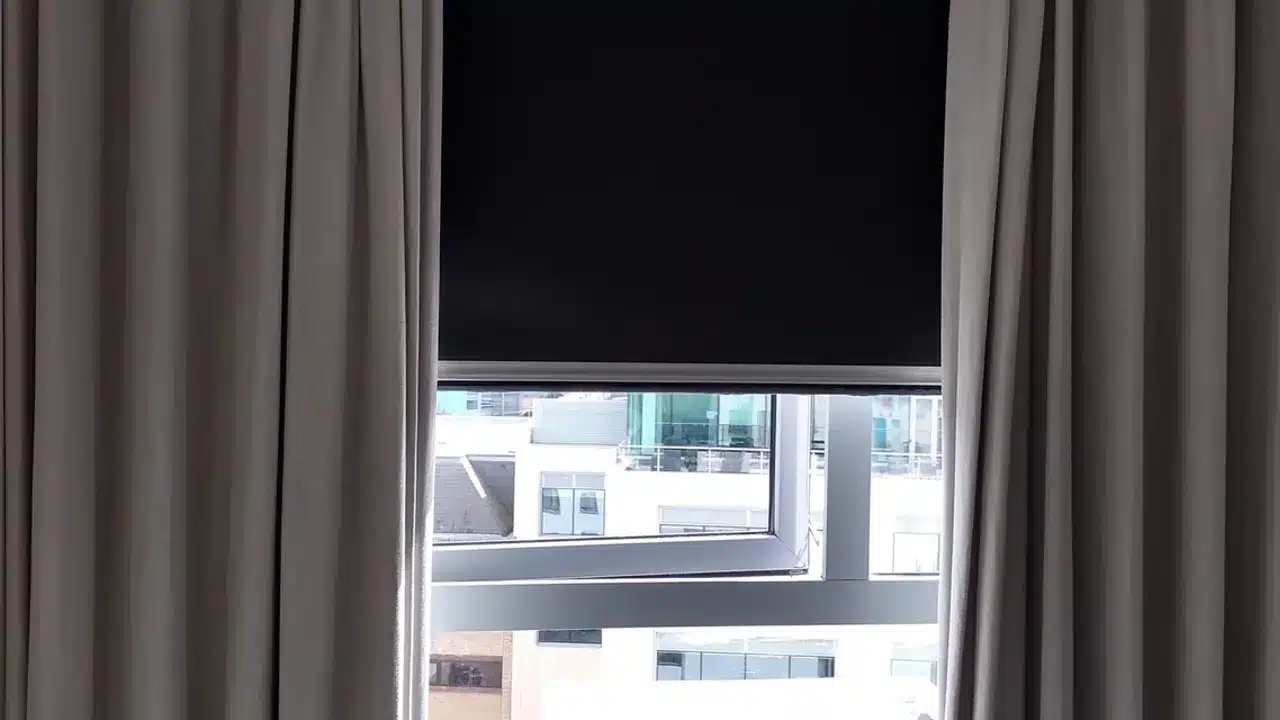 침실 창에 설치한 암막커튼으로 햇빛을 조절하는 모습