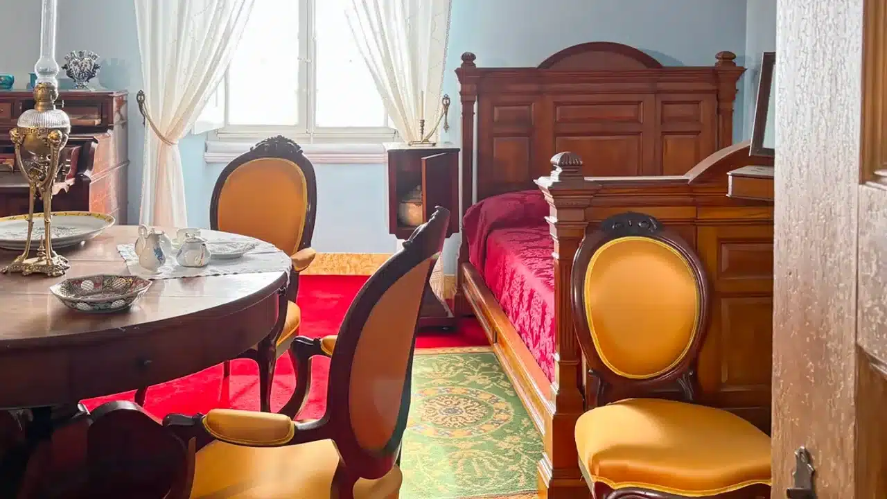 암막커튼을 열어 침실을 환기하는 모습