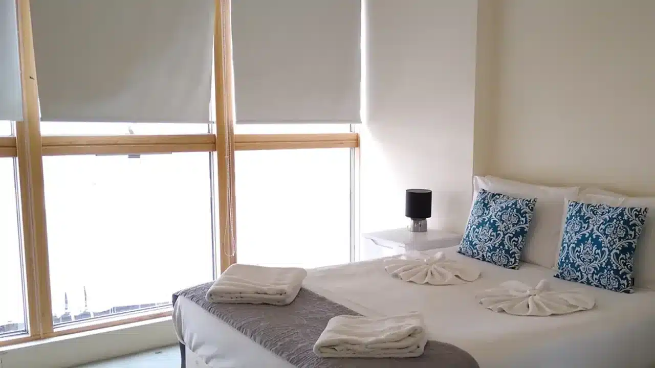 후쿠오카 가족 여행 숙소의 객실 침대를 확인하는 모습