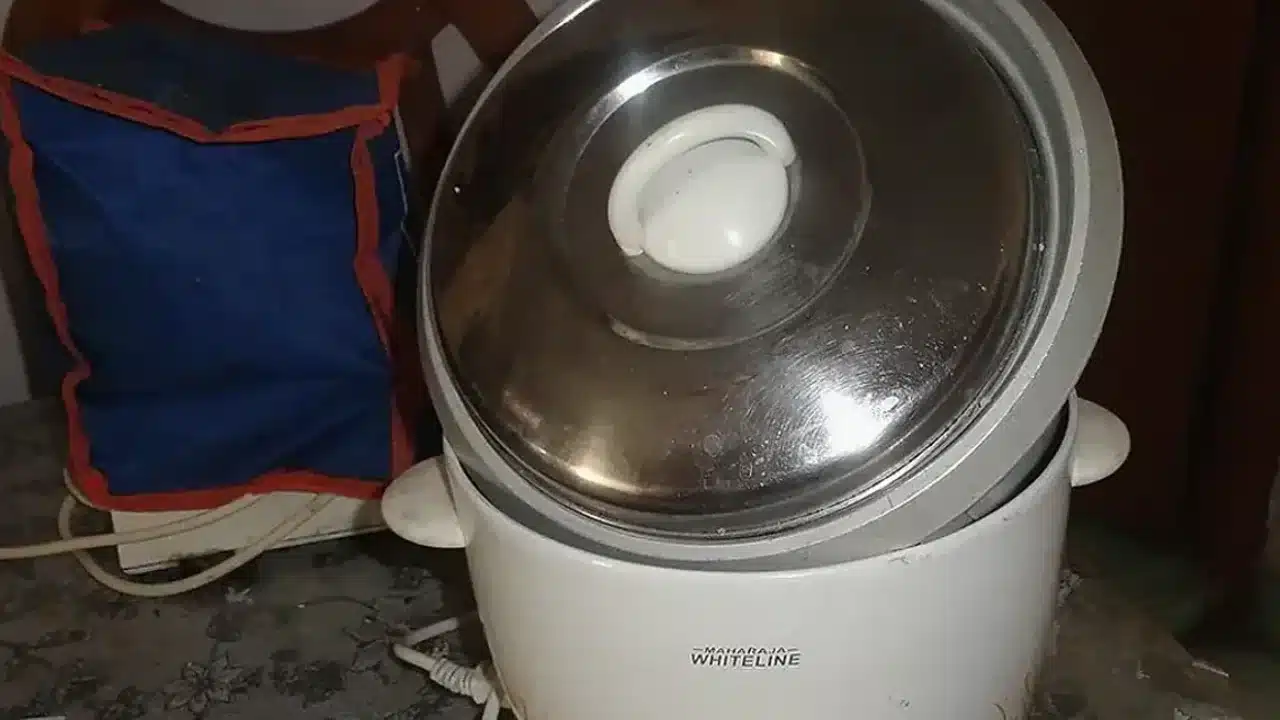 저당밥솥으로 지은 밥의 양을 확인하는 모습