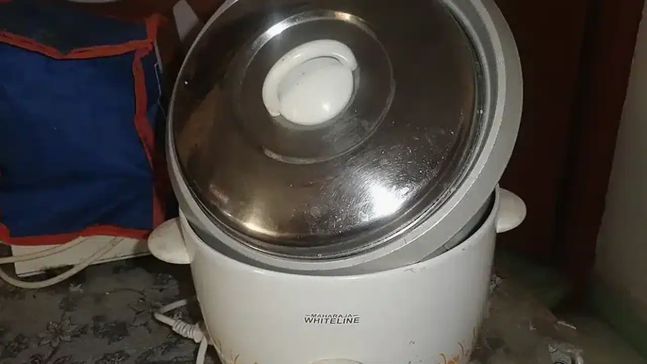 저당밥과 반찬으로 구성한 식사