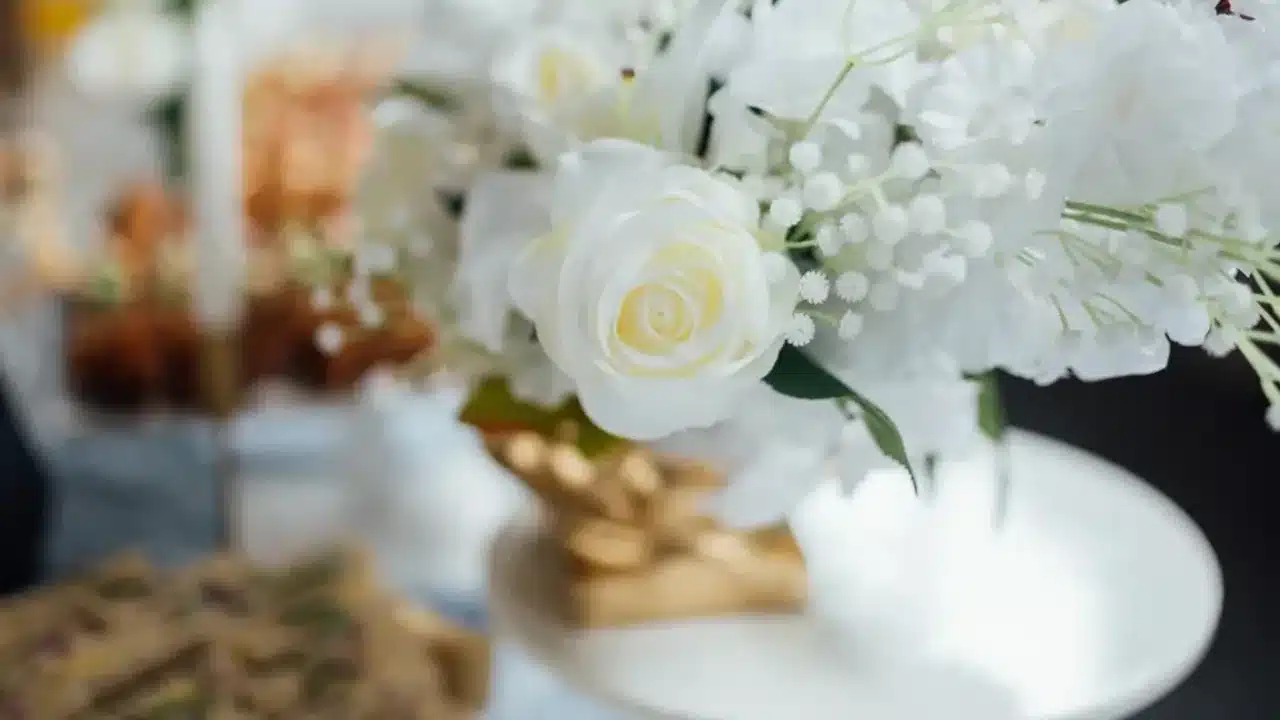 상견례 선물 상자와 보자기 색을 식당 조명에서 비교하는 모습