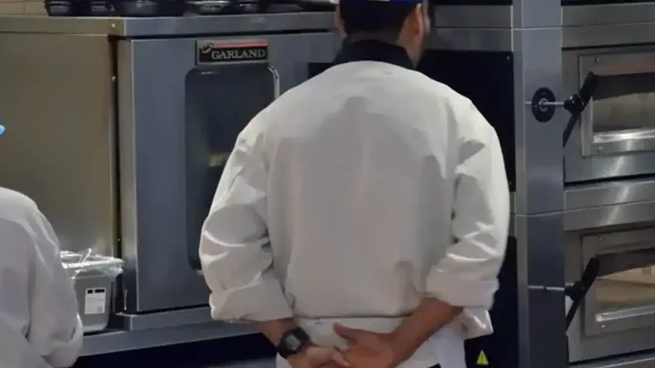 상견례 식당의 독립된 룸과 좌석 간격을 확인하는 모습