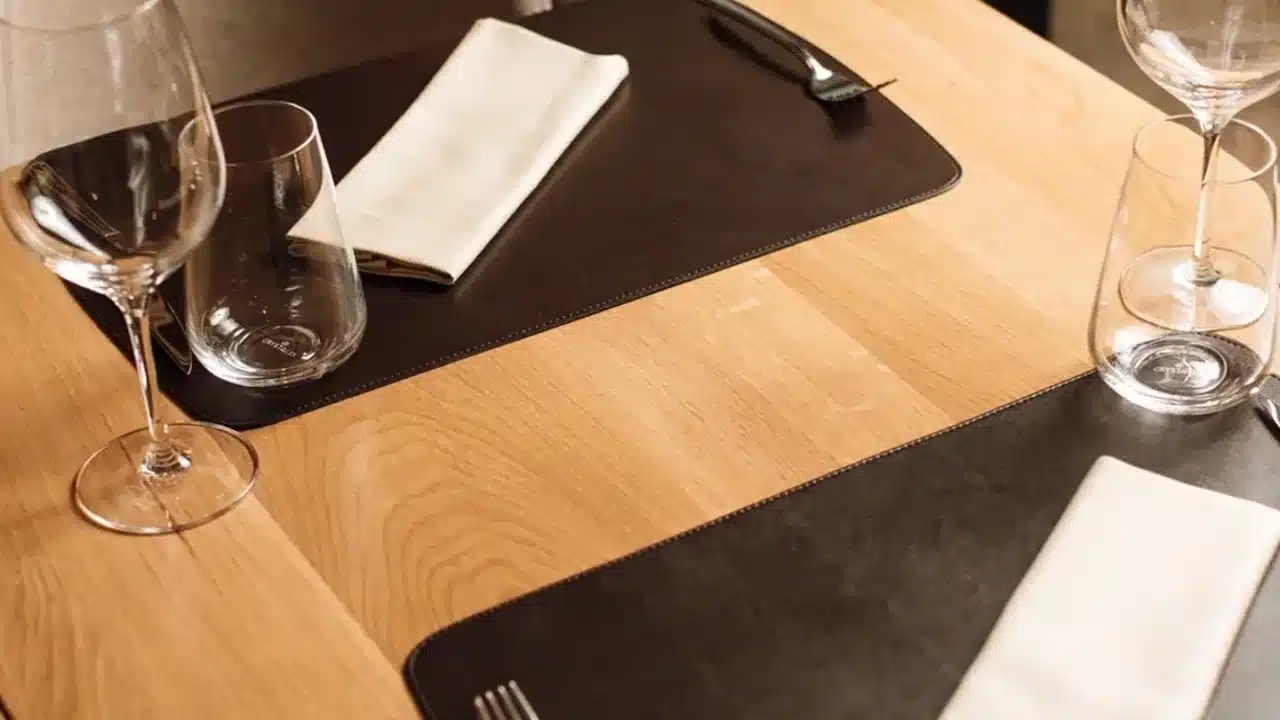 식사 마무리에 상견례 선물을 차량으로 옮길 준비를 하는 모습