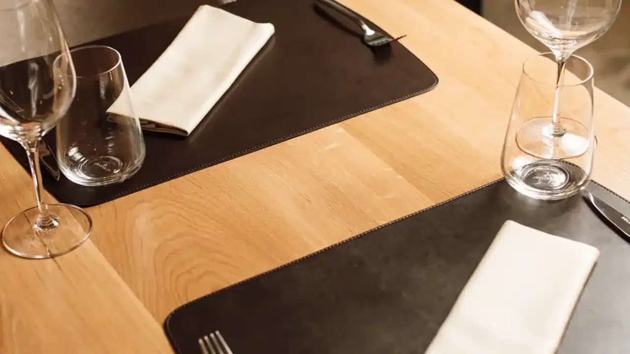 양가 일정을 달력에 표시하며 상견례 날짜를 조율하는 모습