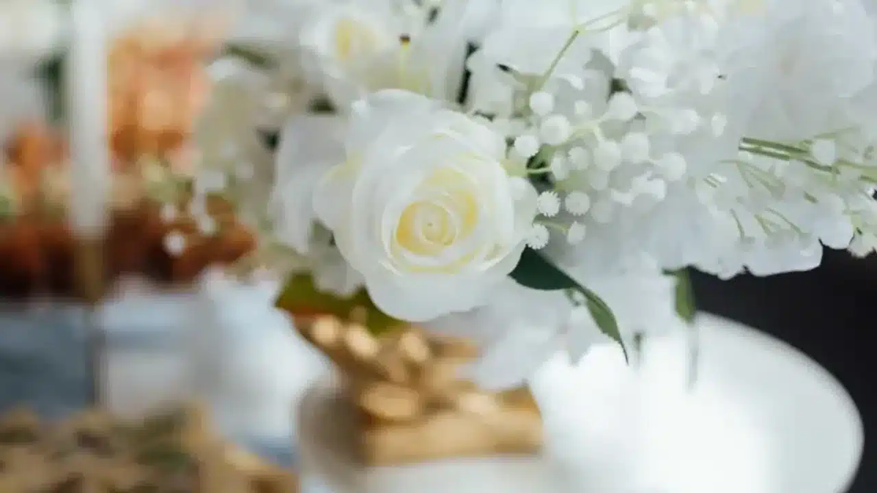 상견례 식당 조명 아래에서 보자기와 카드 색을 확인하는 모습