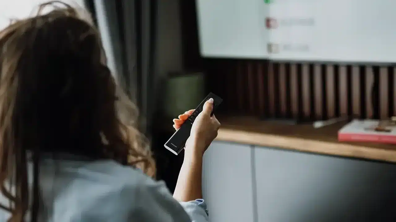 로봇청소기가 가구와 문턱이 있는 집을 매핑하는 모습