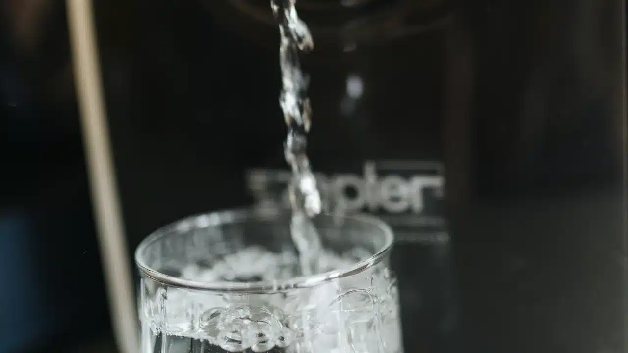 LG 정수기 구독 모델과 계약 조건을 비교하는 모습