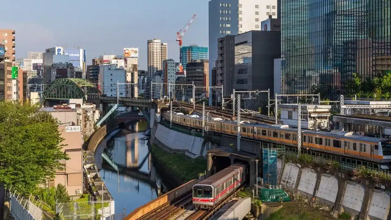 도쿄 철도역을 이동하는 여행자