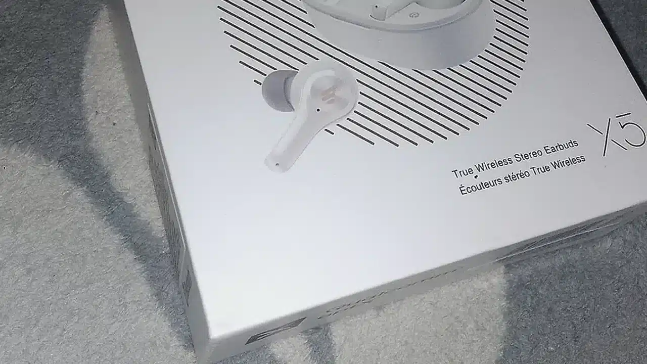 무선 이어폰 한쪽의 충전 상태와 소리를 확인하는 모습