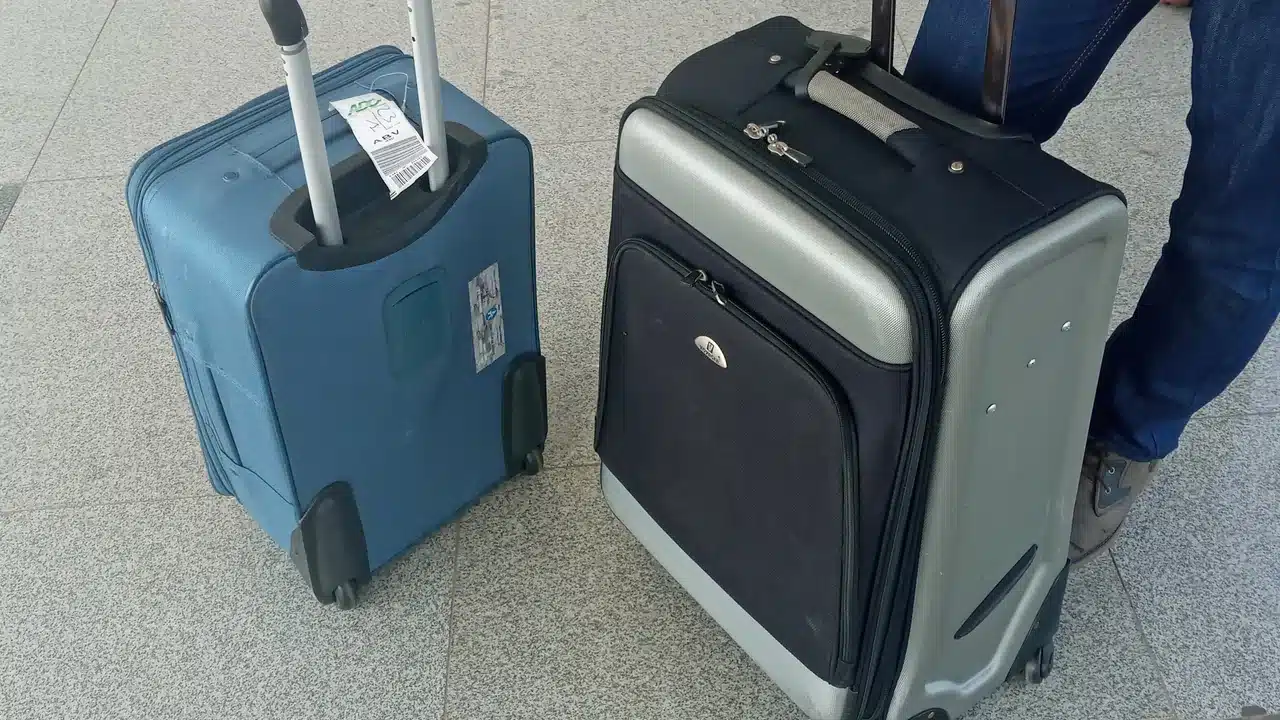 공항에서 탑승권과 수하물 정보를 확인하는 모습