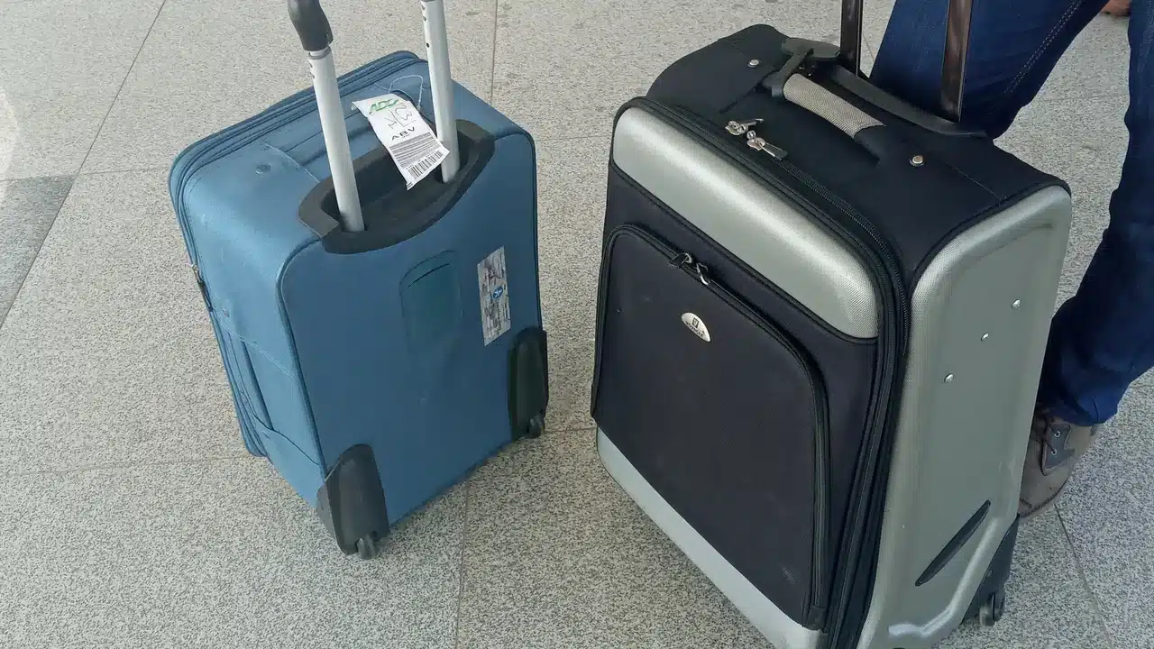 승객별 전자항공권 번호와 연결편을 표로 정리하는 장면