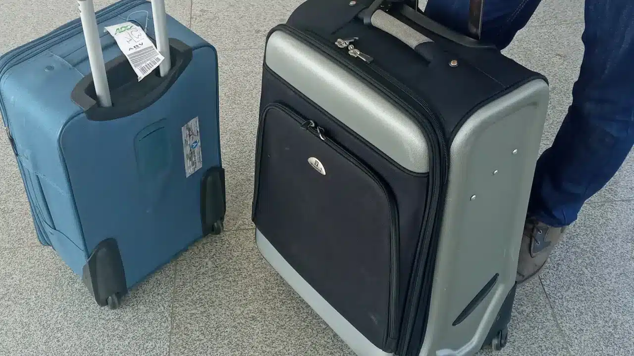공항에 가기 전 캐리어 무게와 저가항공 수하물 요금을 확인하는 모습