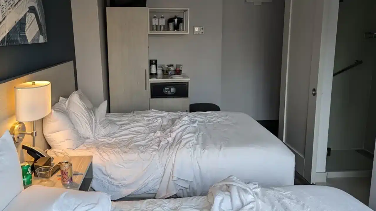 스톱오버를 넣은 다구간 항공권을 비교하는 모습
