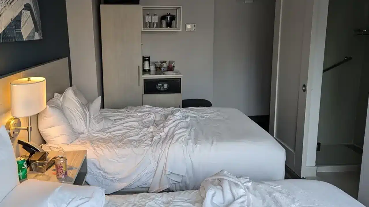 유럽 여행 일정과 비용 항목을 표로 정리하는 모습