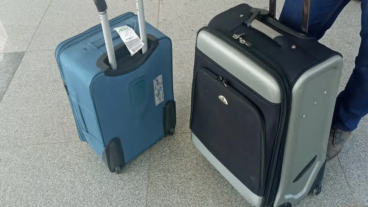 영어캠프 출발 전 비상연락 카드와 짐을 확인하는 가족