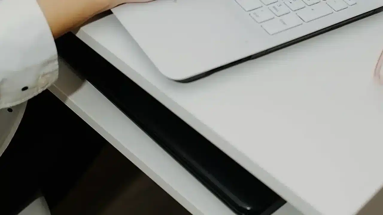 익숙한 사진을 보며 첫 화상영어 수업을 준비하는 초보 학습자