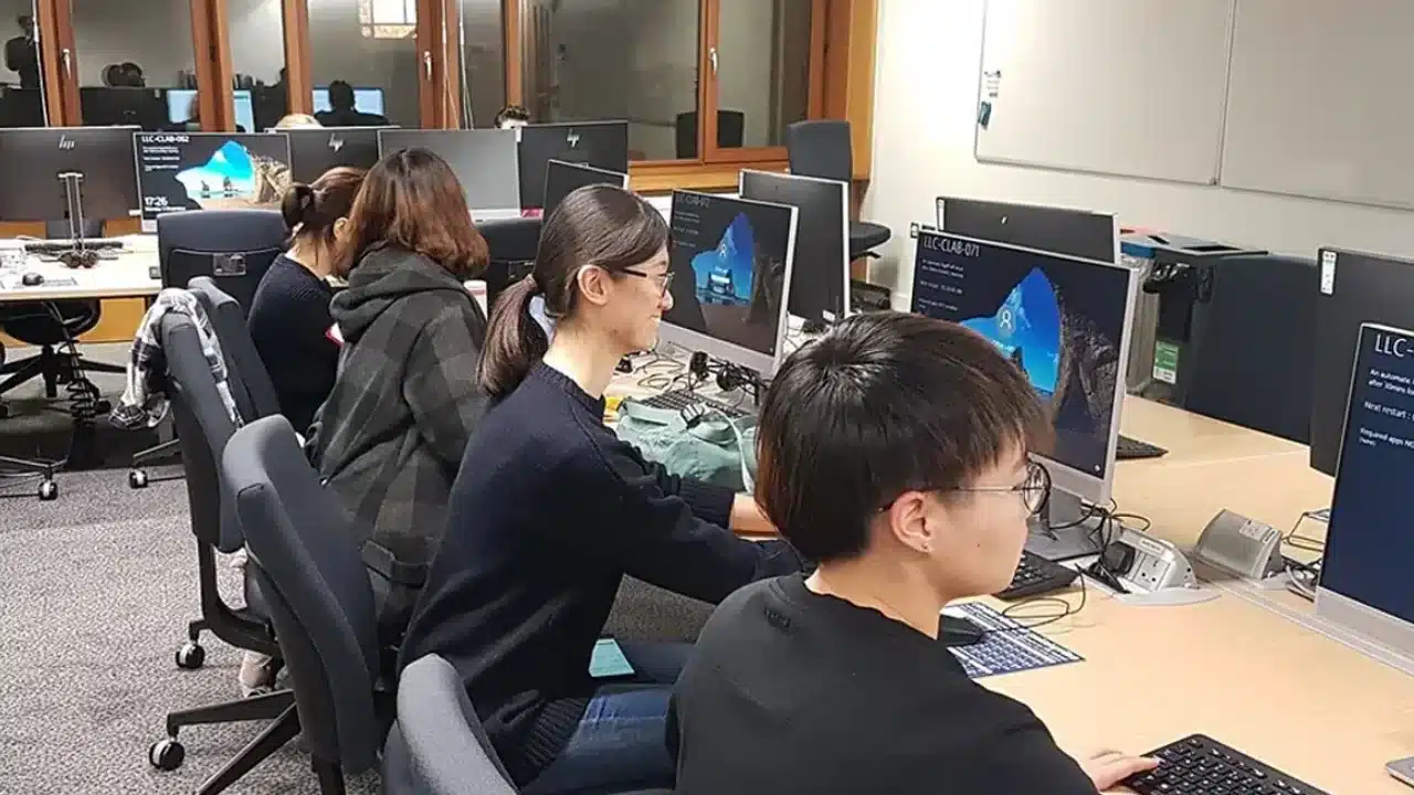 영상영어 첫 수업에 쓸 기초 표현을 연습하는 학습자