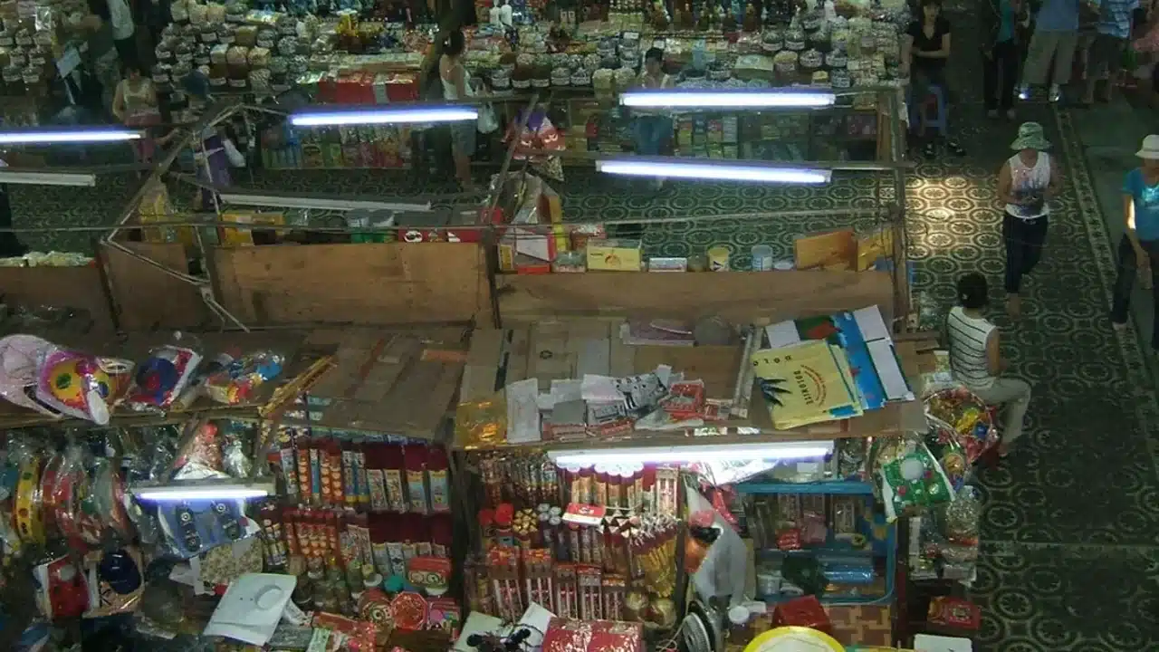 베트남 주요 여행 도시를 지도에서 비교하는 모습