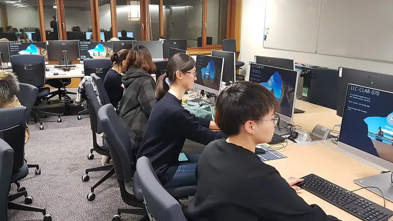 일본 음식점에서 파파고와 구글 번역 앱을 비교하는 여행자