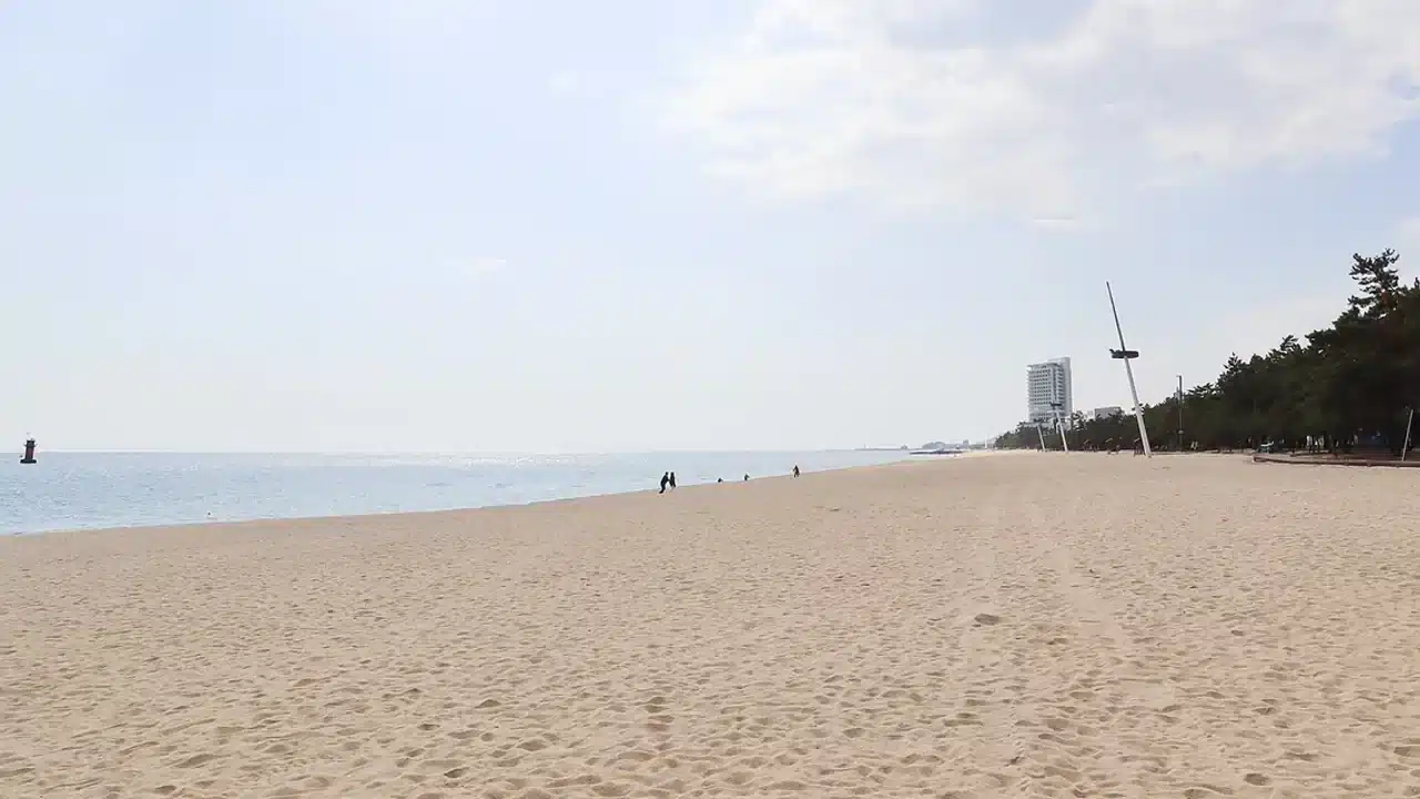 보홀 해변에서 가족이 휴식하는 모습