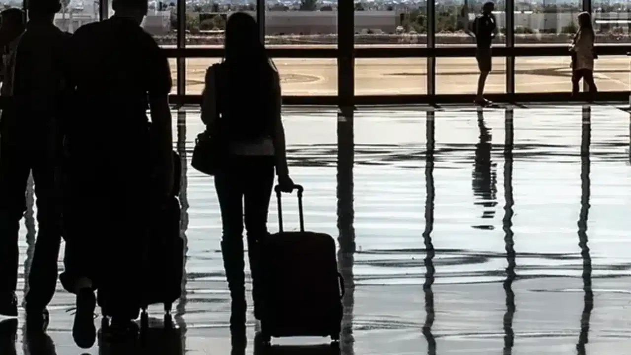 후쿠오카공항 국제선 버스 승강장에서 목적지를 확인하는 여행자