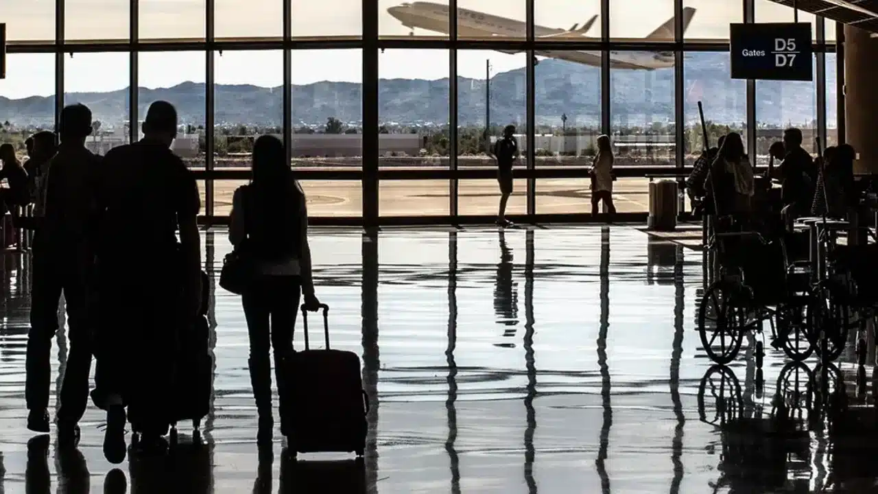 후쿠오카 공항 국제선 택시 승차장으로 이동하는 여행객
