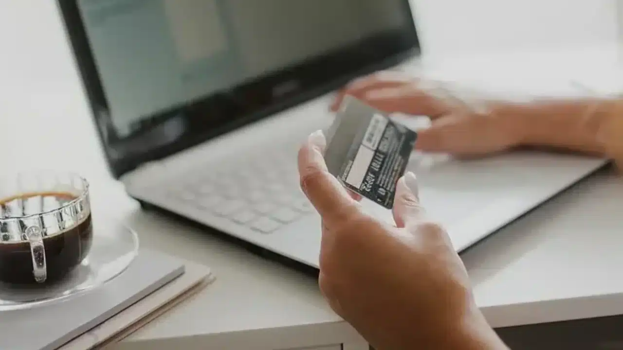 쿠폰 적용 전후 에어비앤비 가격 상세를 비교하는 모습