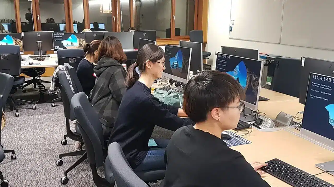 테솔 과정을 비교하며 수업 계획을 세우는 예비 영어강사