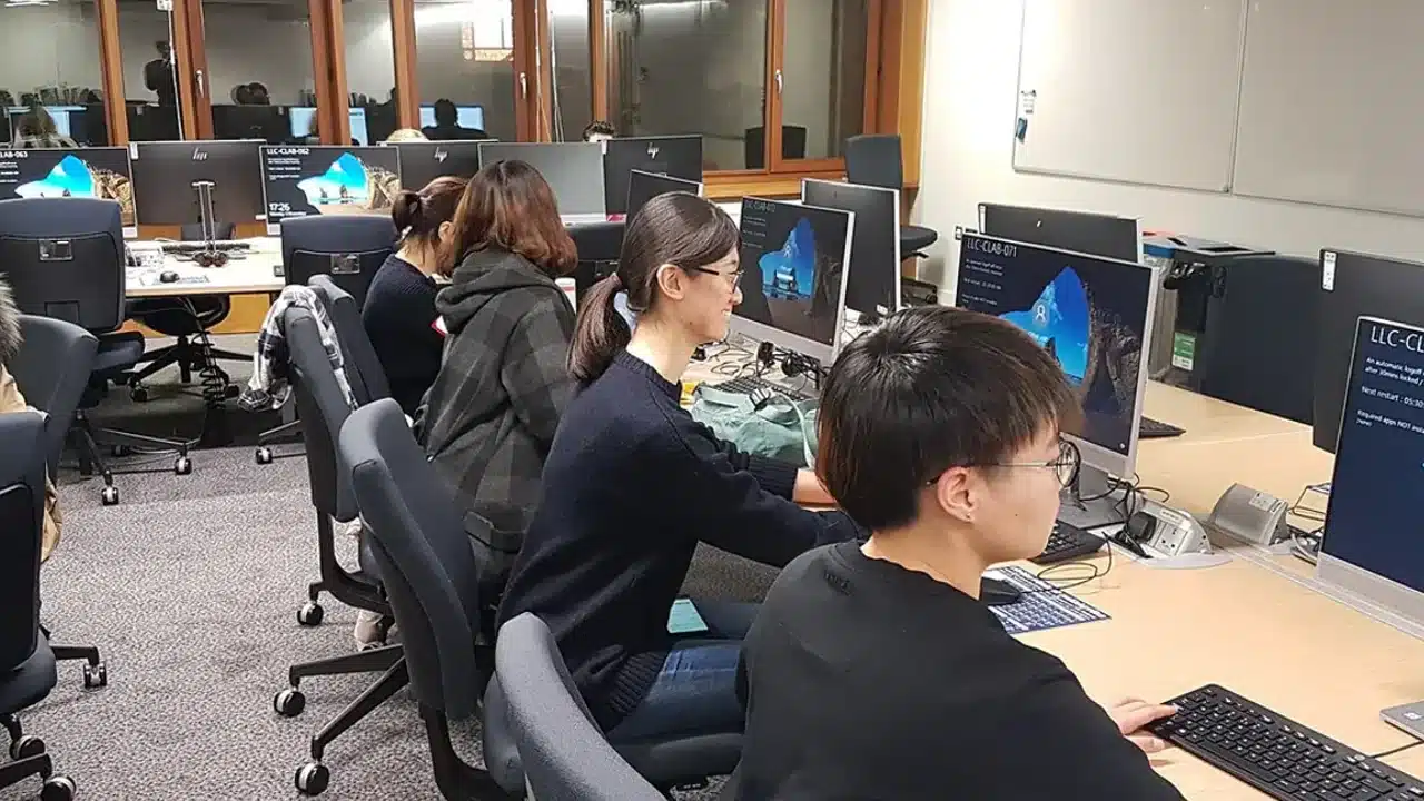 테솔 과정의 커리큘럼과 수료증을 확인하는 모습